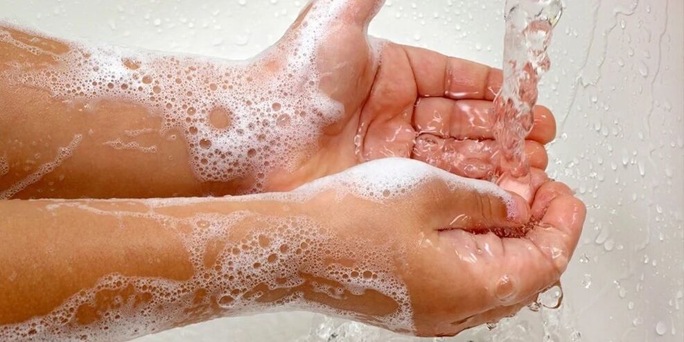 lavaggio delle mani per prevenire l'infestazione da parassiti